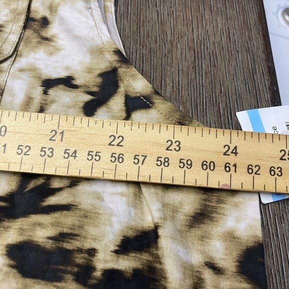 New SAMSOE SAMSOE Oversized
Sleeveless Button Down Shirt
Camo vest - Picture 10 of 11